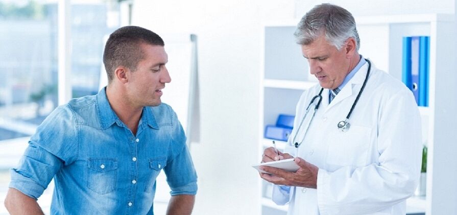 ārsts iesaka pacientam ierīci prostatīta ārstēšanai